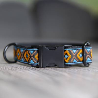 Cose un collar textil negro-azul-naranja