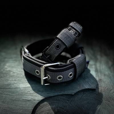 Stelle ein schwarz-graues Nylonhalsband her