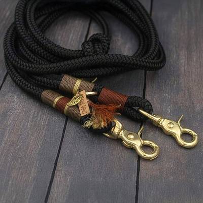 Stelle eine schwarze Leine mit goldenen Karabinern her