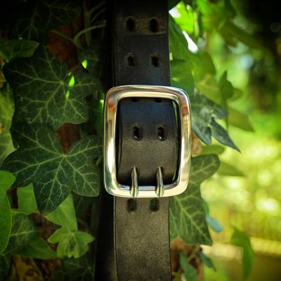 Cousez une ceinture noire avec une boucle