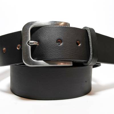 Cose un cinturón negro con herrajes