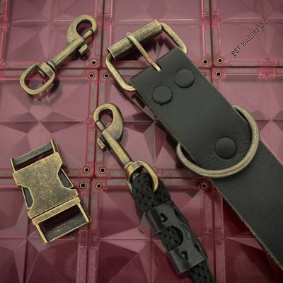 Collar de cuero negro con correa y herrajes de latón antiguo