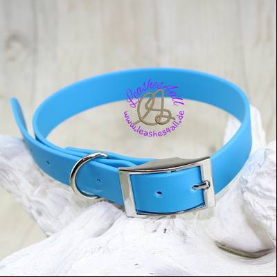 Stelle ein blaues Halsband mit Beschlägen zusammen