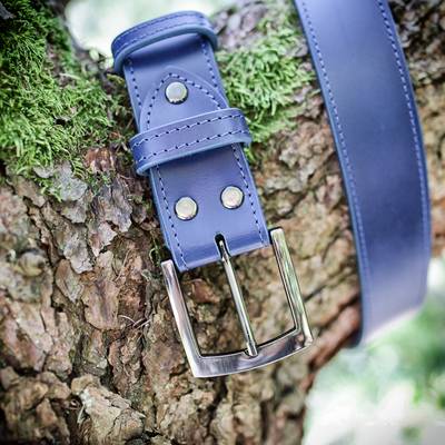 Cousez une ceinture en cuir bleu avec une boucle