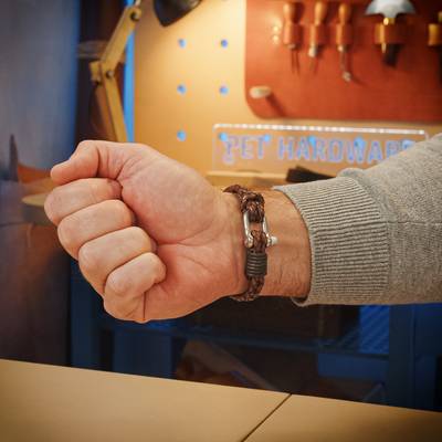 Haz una pulsera de cuero trenzado marrón