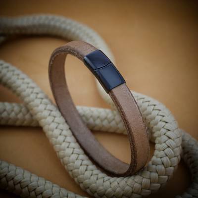 Ensamble un brazalete marrón con herrajes negros
