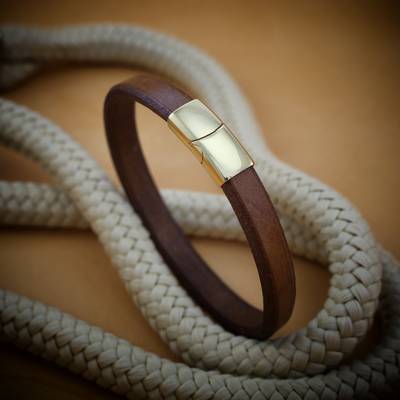 Haz un brazalete marrón con herrajes dorados