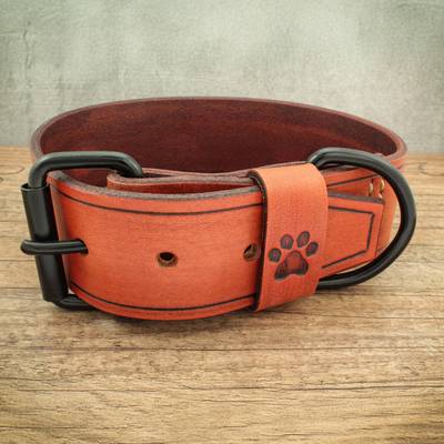 Crea un collar marrón con herrajes negros