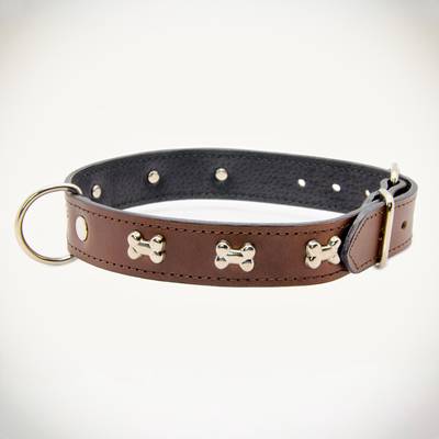 Cose un collar marrón con detalles metálicos