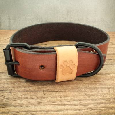 Cose un collar de cuero marrón con herrajes