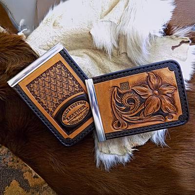 Haz una cartera marrón con herrajes