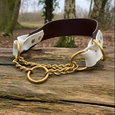Fertige ein braun-weißes Halsband mit Beschlägen an