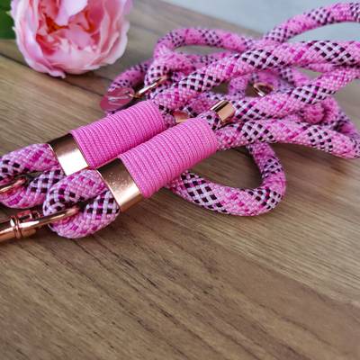 Cose una correa textil con herrajes rosa