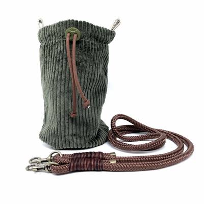 Cose una bolsa verde con herrajes