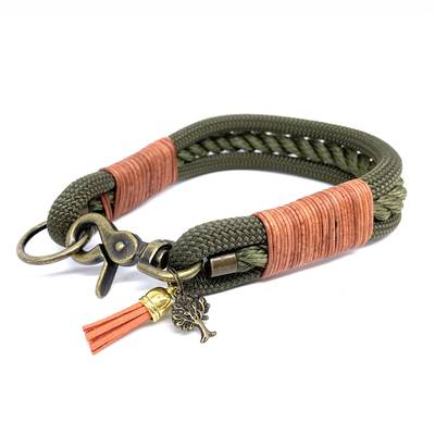 Stelle ein grünes Halsband mit Messingbeschlägen her