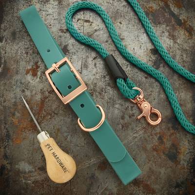 Collar verde cazador con correa y herrajes en oro rosa