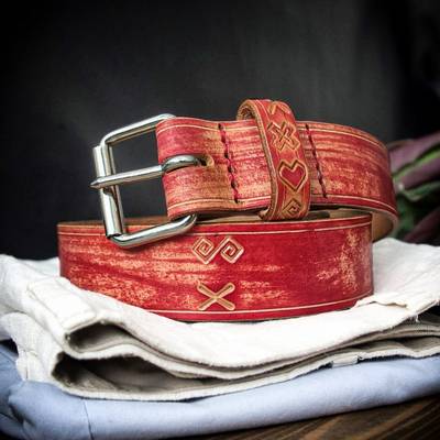 Haz un cinturón rojo con hebilla metálica