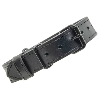 Cose un collar de cuero con herrajes