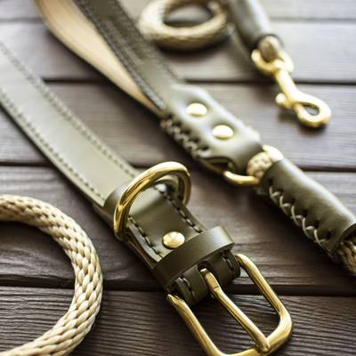 Cose un collar de cuero con herrajes