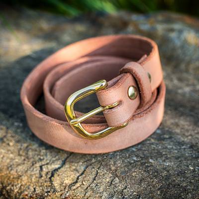 Stelle einen hellbraunen Ledergürtel her