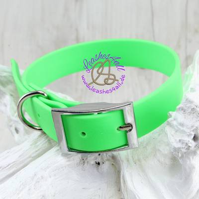 Cose un collar verde claro con herrajes