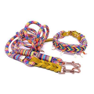 Ensamble una correa multicolor con herrajes rosa