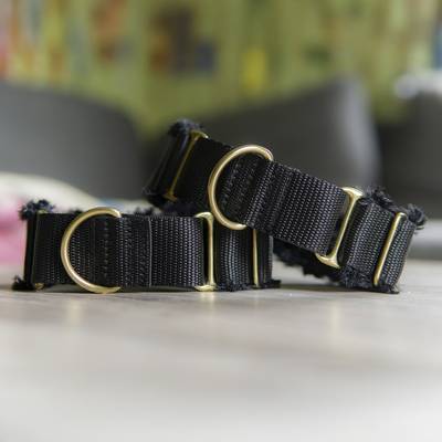 Cose un collar negro con herrajes