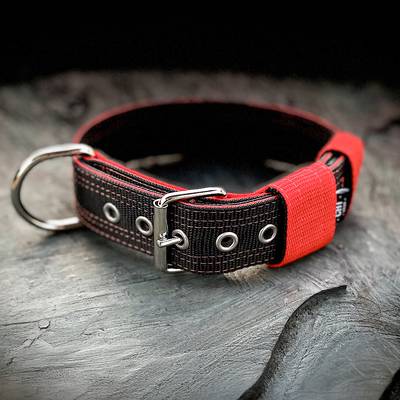 Cose un collar negro-rojo con herrajes