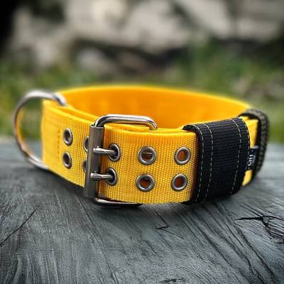 Cose un collar amarillo con herrajes