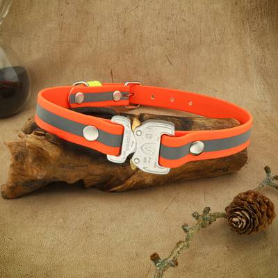 Ensamble un collar naranja con herrajes