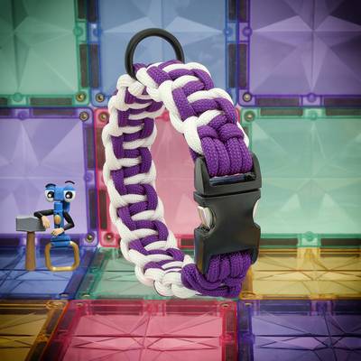 Cose un collar de paracord morado y blanco