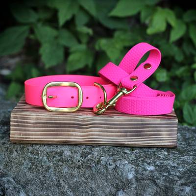 Cose un collar rosa con herrajes dorados