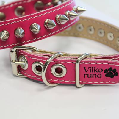 Cousez un collier en cuir rose avec des pointes