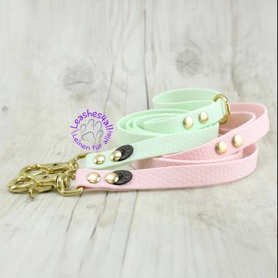 Ensamble collar de plástico con herrajes de latón