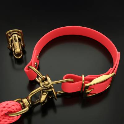 Haz un collar rosa con herrajes dorados