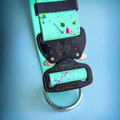 Cose un collar menta con herrajes negros