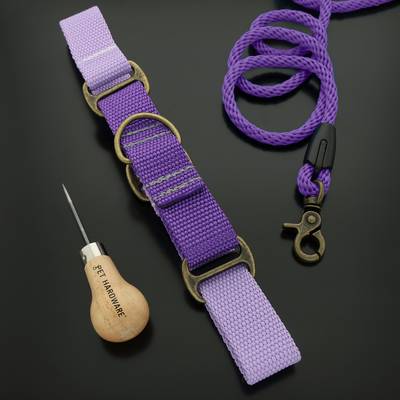 Collar morado y lavanda con herrajes de latón antiguo