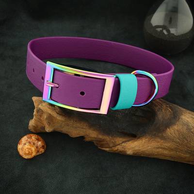 Cose un collar morado con herrajes arcoíris
