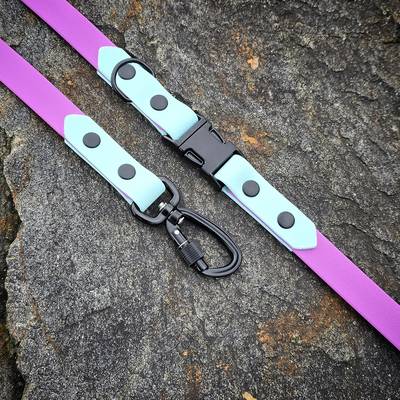 Haz un collar morado con herrajes