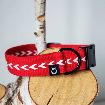 Cose un collar textil rojo con herrajes