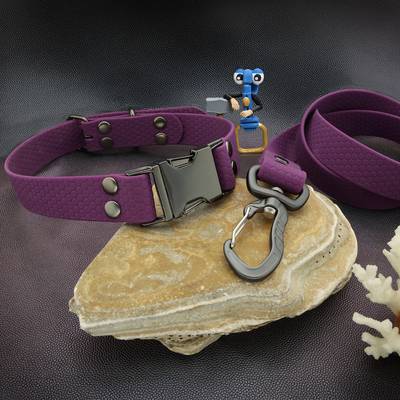 Crea un collar morado con herrajes