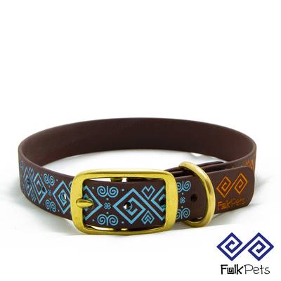 Nähe ein Halsband mit blauem Muster