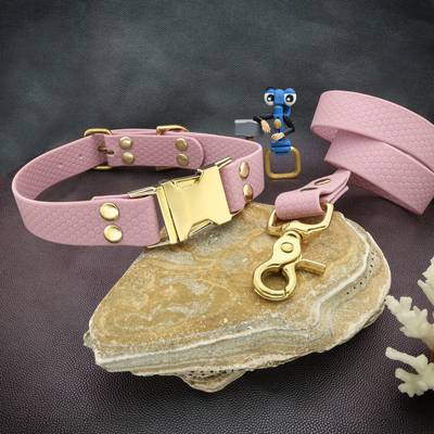 Stelle ein rosa Halsband mit Beschlägen her
