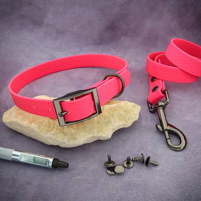 Stelle ein rosa Halsband mit schwarzem Beschlag zusammen