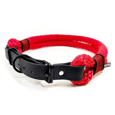 Crea un collar rojo con herrajes negros