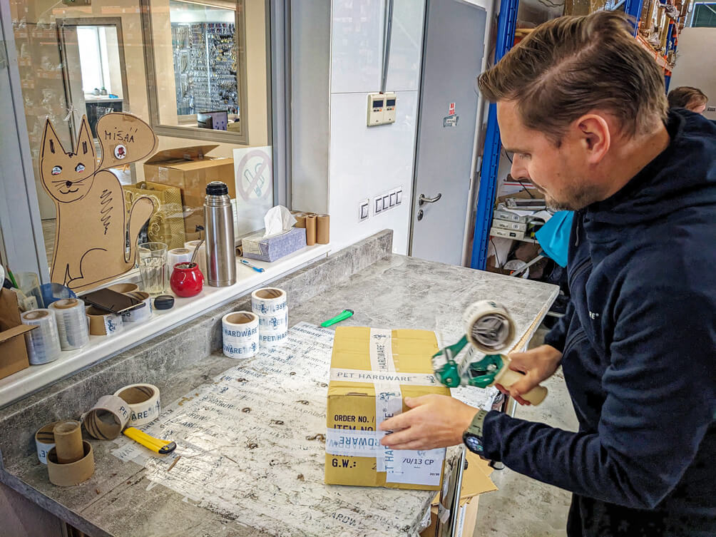 Packaging in Pethardware